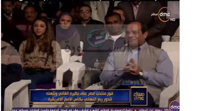 بالفيديو : شاهد ماذا فعل الرئيس السيسي بعد هدف صلاح في مباراة مصر وغانا