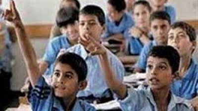 التعليم: تدريب طلاب المدارس على كيفية التصرف أثناء حدوث الكارثة.