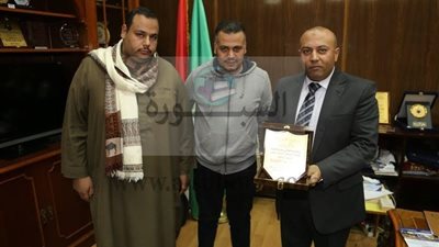 أهالي شما تهدى درعاً لمحافظ المنوفية تكريماً لدعمه قضية بلدهم