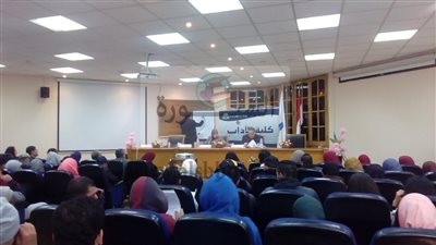 بالصور..اقبال طلابي كثيف على الورشة المجانية فى التصدير بآداب عين شمس