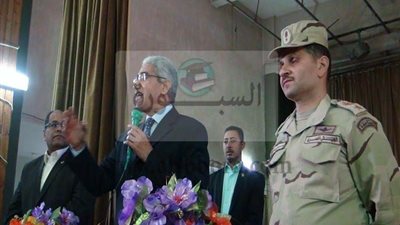 رئيس جامعة جنوب الوادى يتابع برنامج التربية العسكرية للطلاب 