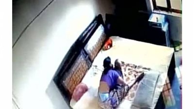 فيديو : شك في زوجته فوضع كاميرا في غرفة النوم.. فاكتشف كارثة لم يتوقعها