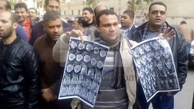 بالصور: المعلمين امام ديوان الوزارة مرددون