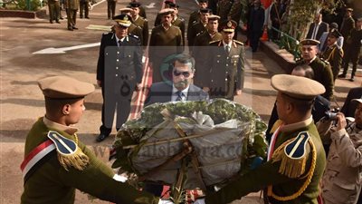 بمناسبة عيد الشرطة.. محافظ أسيوط يضع إكليلاً من الزهور على النصب التذكاري للشهداء 