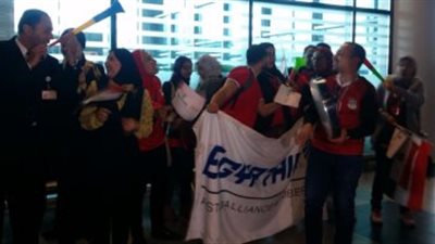 توافد الجماهير المصرية الى مطار القاهرة للسفر الى الجابون 