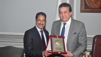 بالصور.. رئيس الأكاديمية الأمريكية لزراعة الأسنان بجامعة عين شمس