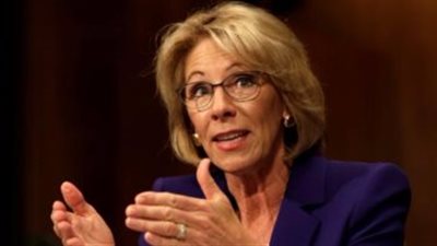 ترامب يهنئ بيتسى ديفوس عقب تعيينها وزيرة التعليم بأمريكا 