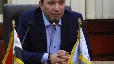 بالصور.. محافظ الاقصر يقوم بجولة تفقدية لبحث مشاكل الأهالى والوحدات الصحية المغلقة