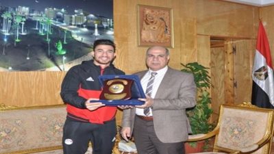 رئيس جامعة كفر الشيخ يكرم اللاعب محمود تريزيجيه