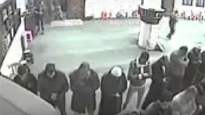 بالفيديو.. لص يسرق أحد المصلين في مسجد بدمياط أثناء وقت الصلاة