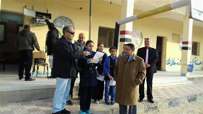 بالصور.. وكيل تعليم شمال سيناء يبدأ أولي جولات في التيرم  الثاني بزيارة مدرسة الشهيد شريف محمد حسين