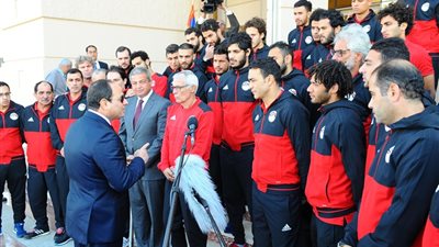 شاهد لحظة استقبال الرئيس السيسي لـ المنتخب المصري وماذا قال للحضري