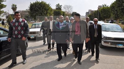 رئيس جامعة حلوان يتابع سير الدراسة في بداية الفصل الدراسي الثاني ونظام دفع الكتروني جديد للمصروفات