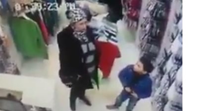 شاهد.. ام تساعد ابنها على سرقة صاحب محل ملابس