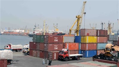 ضبط مستخلصي جمارك بالإسكندرية لتهريب 24 شحنة مواد غذائية دون فحصها