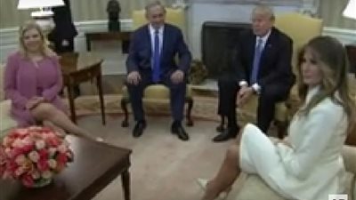 بالفيديو.. زوجة نتنياهو تكشف عن ساقيها لإغراء ترامب وإحراج 