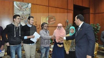 رئيس جامعة المنوفية يكرم طلاب التمريض المشاركين في الملتقي القمي الثاني للتمريض بالجامعات 