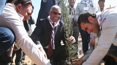 بالصور.. رئيس جامعة جنوب الوادي يغرس اول شجرة في المعسكرالدولى التاسع لجوالى وجوالات الجامعات المصرية