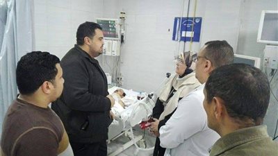 زيارة وكيل وزارة الصحة بالمنوفية للمصاب بالطلق النارى من قبل ضابط المرور