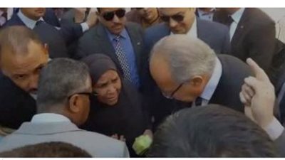 بالفيديو|رد الوزير المحترم ورد عمدة القرية فى الاستجابة لعجوز بزيارة وزير التنمية المحلية بأسيوط 
