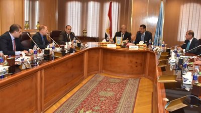 بالصور.. وزير التنمية المحلية يجتمع بمحافظي أسيوط وسوهاج واعضاء مجلس النواب