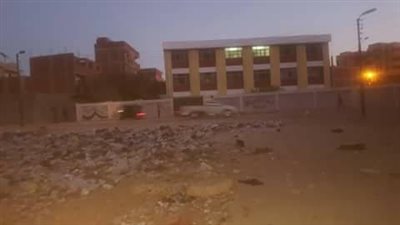 بالصور.. أكوام القمامة تحاصر مدارس الإسماعيلية.. والأهالى: أتقذوا أولادنا من الحيوانات الضالة والمسعورة