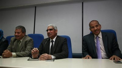 بالصور.. رئيس جامعة جنوب الوادى يؤكد على أهمية العمل الادارى بالجامعة