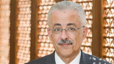 شوقى يكلف بعض قادة الوزارة بزيارة أحد المعلمين بالمستشفى