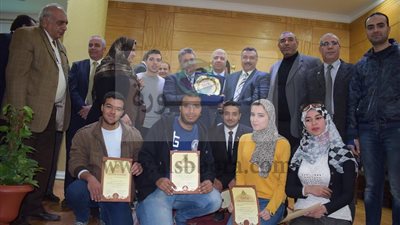مجلس قيادات بنها يكرم طلاب المركز الأول في مؤتمر شباب الباحثين