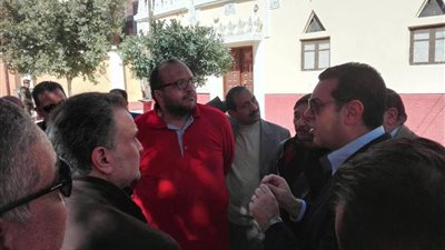 بالصور .. محافظ اسيوط ورئيس شركة المياة والنواب بجوله لمحطات الصرف الصحى 