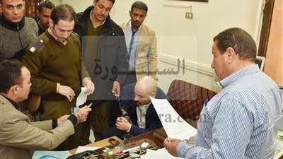 بالصور..القبض على شخص ادعى صفة ضابط مخابرات للحصول على ملفات مهمه من مبنى محافظة اسيوط