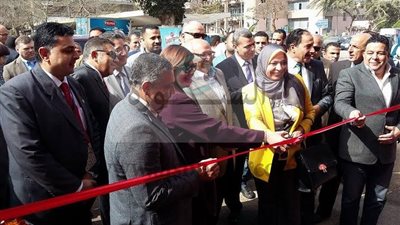 قيادات جامعة عين شمس تفتتح معرض صنع بفخر فى مصر