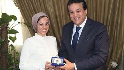 بالصور.. وزير التعليم العالى يكرم الطالبة نانسى كارم الحاصلة على أفضل جائزة بحث علمى من معهد الأورام الفرنسى