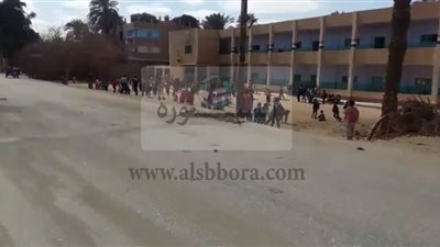 إلى طارق شوقى.. بالصور..  فضيحة مدرسة الخطبة بسوهاج.. لا يوجد سور.. والقدر يحول بين التلاميذ والموت 
