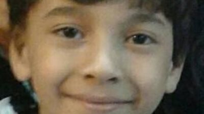 مدرس يعتدى على طالب ويرطم رأس  بالتختة ويصيبة بالاغماء