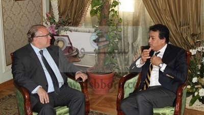 وزير التعليم العالى يبحث مع السفير الكندى بالقاهرة سبل توفير برامج علمية مشتركة بين مصر وكندا 