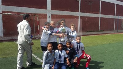 عاصم مرزوق يهنىء فريق البلينا بعد صعوده للتصفيات النهائية على مستوى الجمهورية فى دورى بيبسي لكرة القدم 