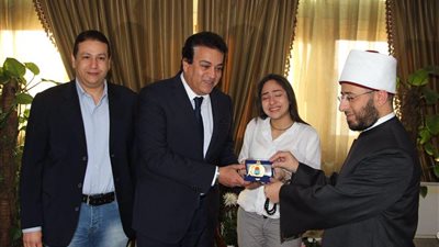 بالصور.. عبد الغفار يستقبل الشيخ أسامة الأزهرى ويكرم الطالبة رناء إيهاب حسن الحاصلة على منحة من وكالة ناسا