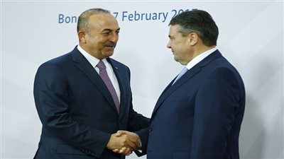 أوغلو يتجه لبرلين للقاء نظيره الألماني في برلين لبحث التوتر في العلاقات القائم بين البلدين