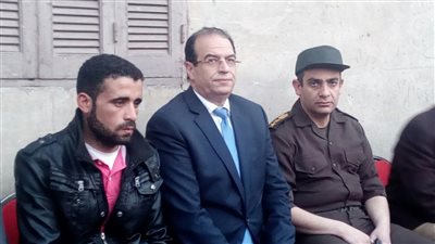 محافظ الدقهلية يقدم واجب العزاء لأسرة الشهيد ويقرر صرف اعانة فورية ٥٠٠٠ جنيه ومعاش استثنائى للأم 