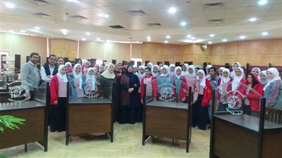 وفد طالبات مدرسة الفاروق يزور المكتبة المركزية بجامعة الفيوم