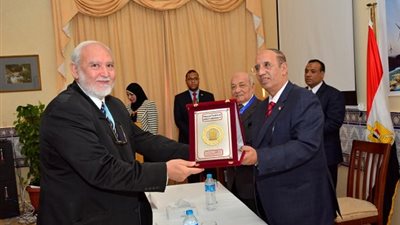 كبير خبراء الطاقة بالأمم المتحدة يطرح خيارات الطاقة النظيفة لمصر بجامعة أسيوط