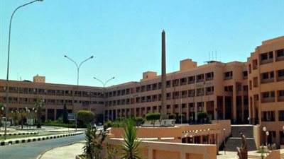  رئيس جامعة مدينه السادات يكرم الطالب الحاصل على المركز الثالث فى الملتقى القمي الرابع للنانو تكنولوجي