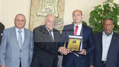 المهن التعليمية: مكافأة مالية ودرع النقابة لمعلم ملوى الأمين 