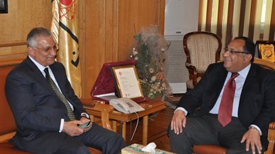 بالصور.. رئيس جامعة حلوان يستقبل الدكتور أحمد زكي بدر وزير التنمية المحلية السابق