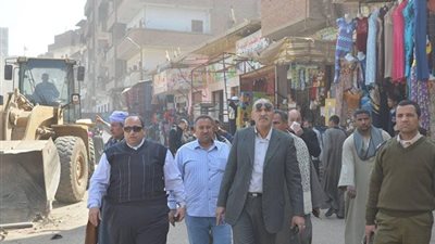 نقل موقف للسرفيس بعيداً عن الكتلة السكنية بمنفلوط وإنشاء 250 باكية للباعة الجائلين