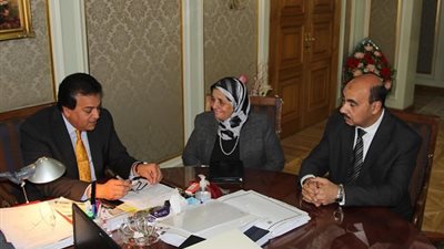 بالصور .. وزير التعليم العالي يبحث مع 