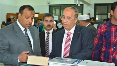 بالصور.. رئيس جامعة أسيوط يفتتح معرضاً للكتب القديمة يضم أكثر من 18 ألف كتاب