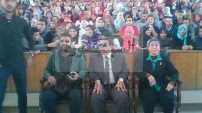 اقبال طلابي كثيف علي حفل الشاعرعمرو حسن باداب عين شمس