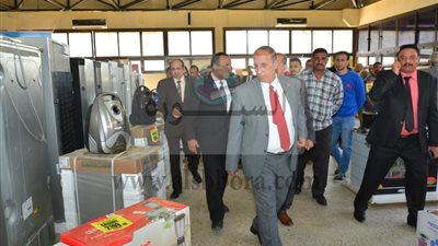 رئيس جامعة أسيوط يفتتح معرضاً موسعاً للسيارات والأثاث والسلع المعمرة